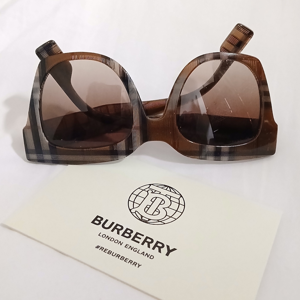 BURBERRY | Check Designed Sunglasses